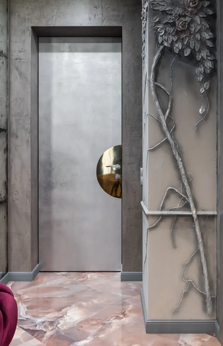 Entrance corridor with a tiled floor and a gray door