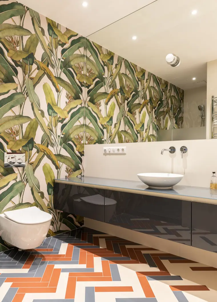 Light bathroom with a tiled floor, toilet and basin